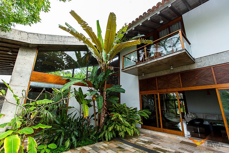 Brutalist Masterpiece with Panoramic Views in Santa Teresa
