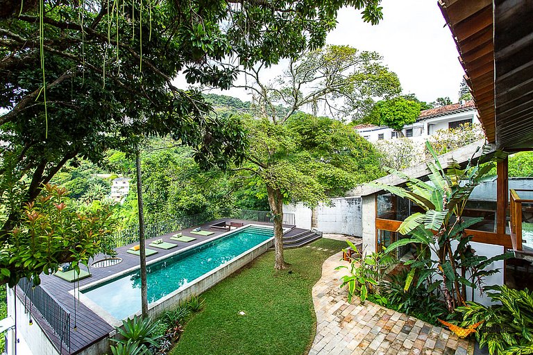 Brutalist Masterpiece with Panoramic Views in Santa Teresa