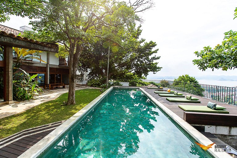 Brutalist Masterpiece with Panoramic Views in Santa Teresa