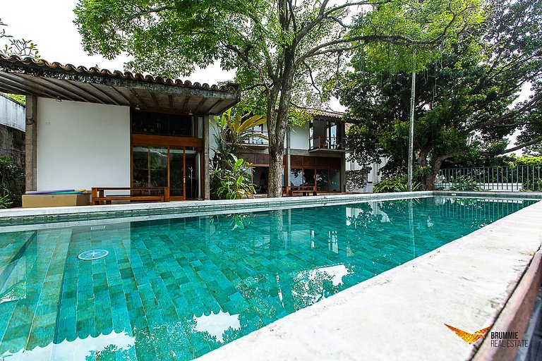 Brutalist Masterpiece with Panoramic Views in Santa Teresa