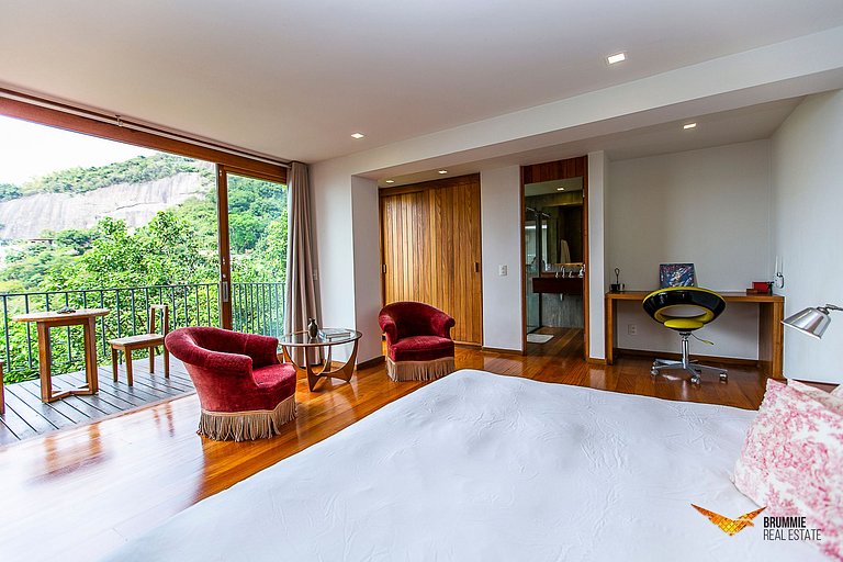 Brutalist Masterpiece with Panoramic Views in Santa Teresa