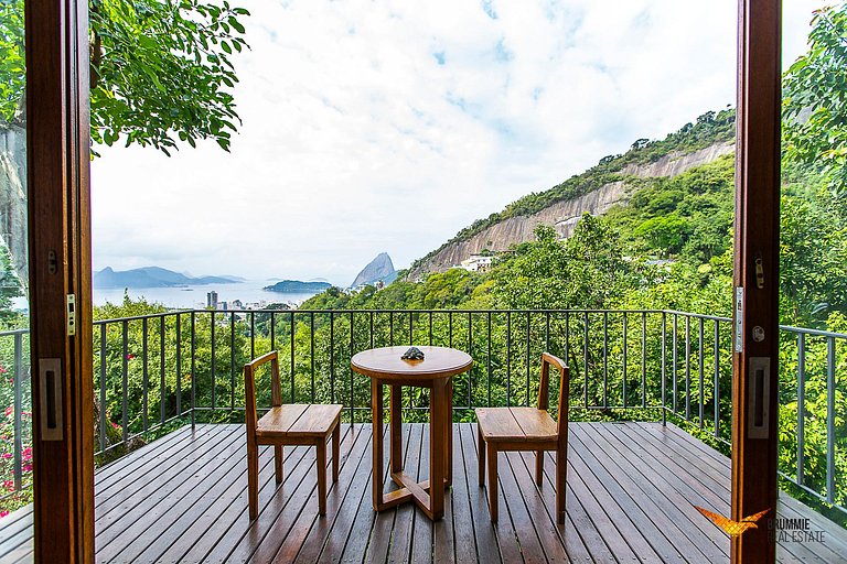 Obra-prima Brutalista com Vista Deslumbrante no Coração de S