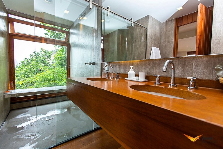 Brutalist Masterpiece with Panoramic Views in Santa Teresa