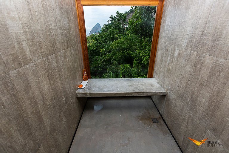 Obra-prima Brutalista com Vista Deslumbrante no Coração de S