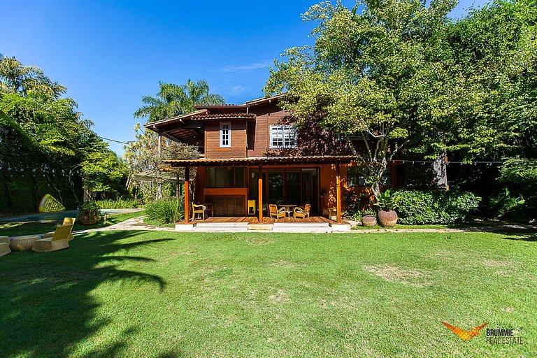A Sophisticated Retreat Between Beach and Mountains