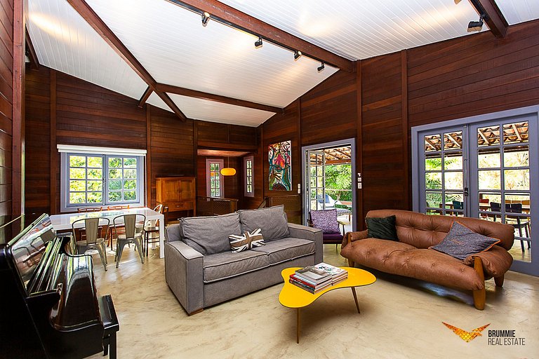 A Sophisticated Retreat Between Beach and Mountains