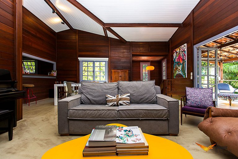 A Sophisticated Retreat Between Beach and Mountains