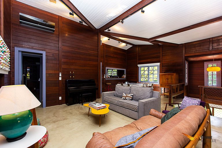 A Sophisticated Retreat Between Beach and Mountains