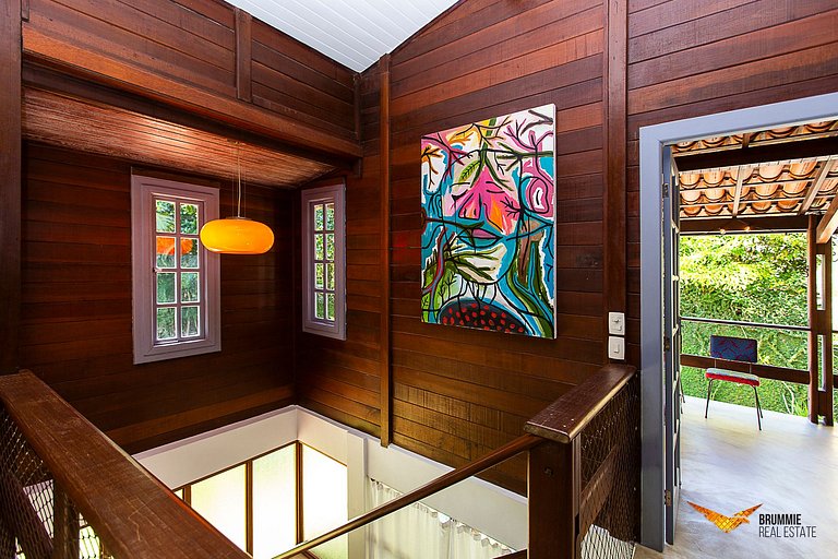 A Sophisticated Retreat Between Beach and Mountains