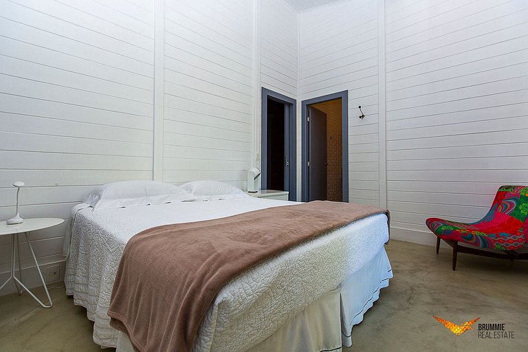 A Sophisticated Retreat Between Beach and Mountains