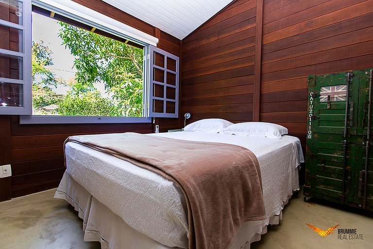 A Sophisticated Retreat Between Beach and Mountains