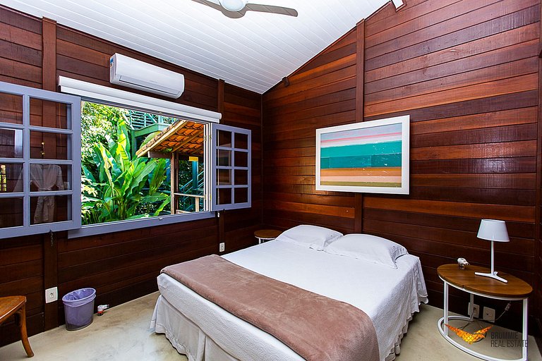 A Sophisticated Retreat Between Beach and Mountains