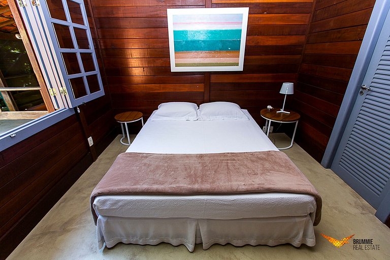 A Sophisticated Retreat Between Beach and Mountains