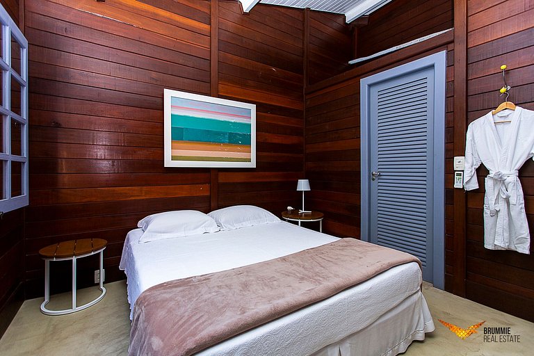 A Sophisticated Retreat Between Beach and Mountains