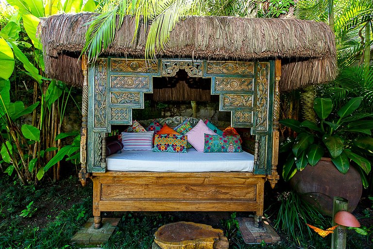 A Sophisticated Retreat Between Beach and Mountains