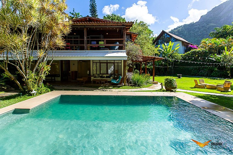 A Sophisticated Retreat Between Beach and Mountains