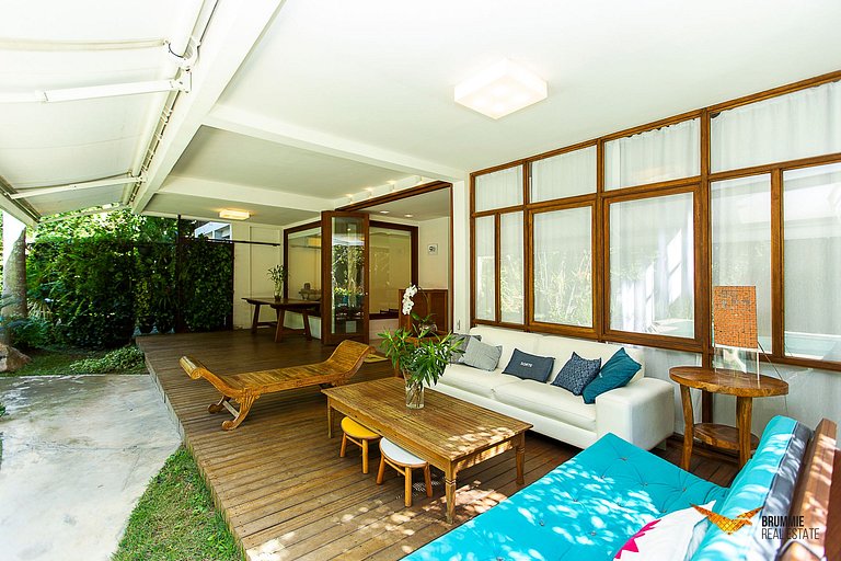 A Sophisticated Retreat Between Beach and Mountains