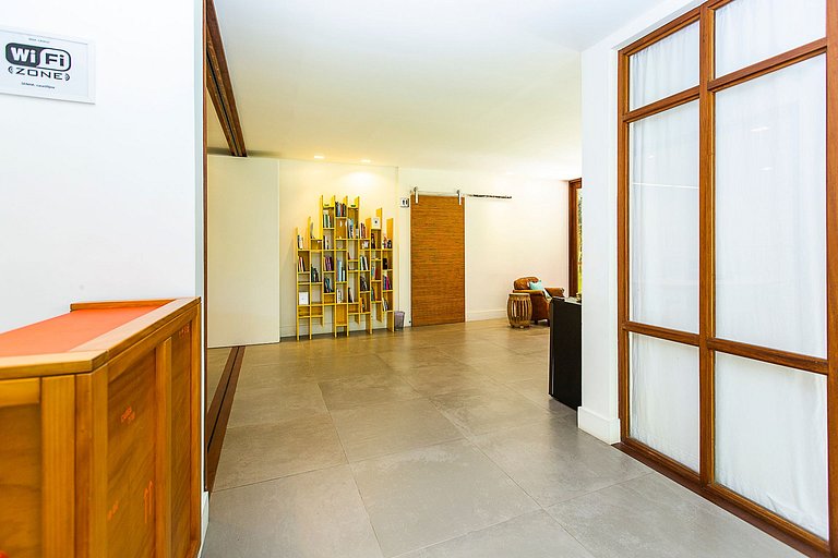 A Sophisticated Retreat Between Beach and Mountains