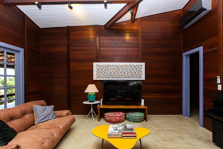 A Sophisticated Retreat Between Beach and Mountains