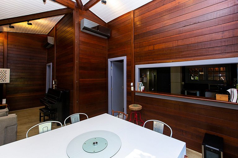 A Sophisticated Retreat Between Beach and Mountains