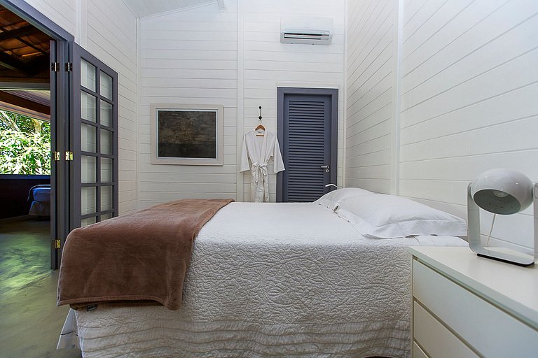 A Sophisticated Retreat Between Beach and Mountains
