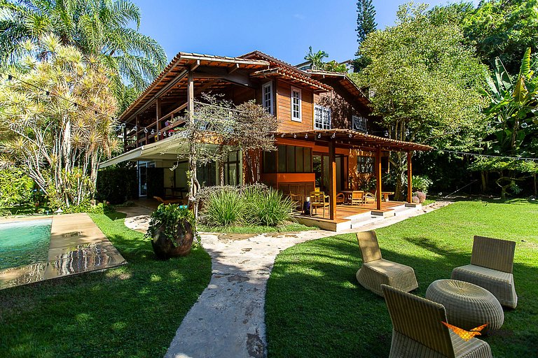 A Sophisticated Retreat Between Beach and Mountains