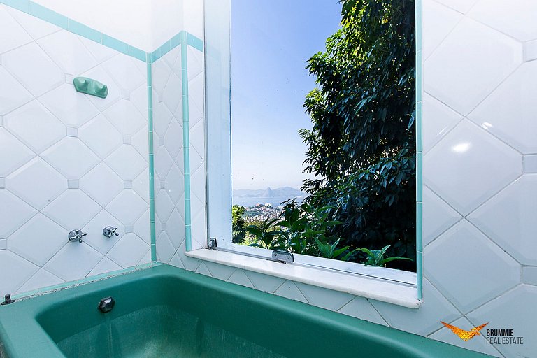 Exuberant property with views of Sugarloaf Mountain