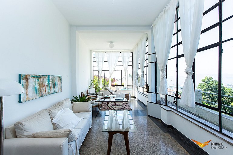 Exuberant property with views of Sugarloaf Mountain