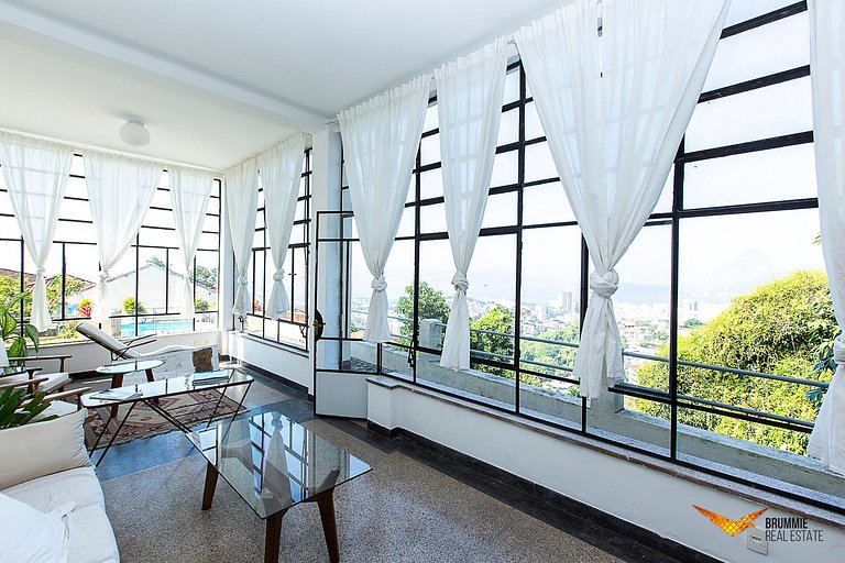 Exuberant property with views of Sugarloaf Mountain