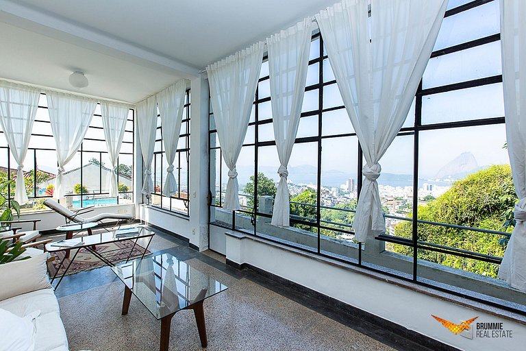 Exuberant property with views of Sugarloaf Mountain