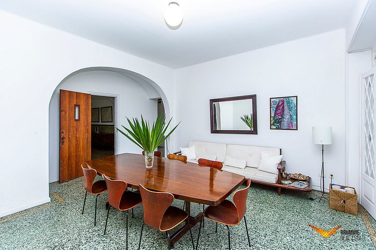 Exuberant property with views of Sugarloaf Mountain