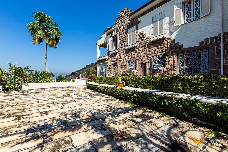 Exuberant property with views of Sugarloaf Mountain