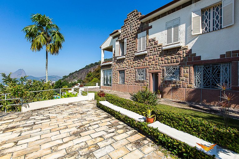 Exuberant property with views of Sugarloaf Mountain