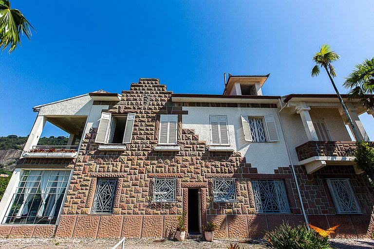 Exuberant property with views of Sugarloaf Mountain