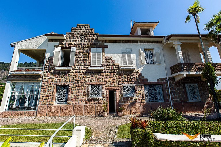 Exuberant property with views of Sugarloaf Mountain