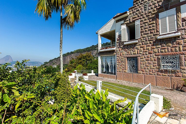 Exuberant property with views of Sugarloaf Mountain