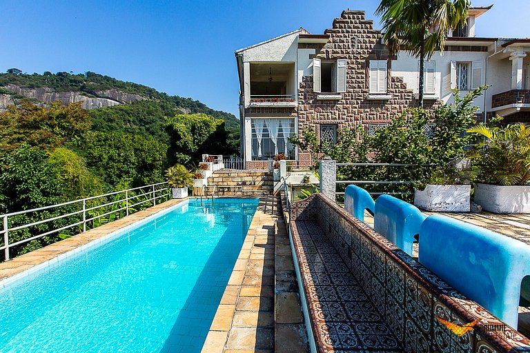 Exuberant property with views of Sugarloaf Mountain