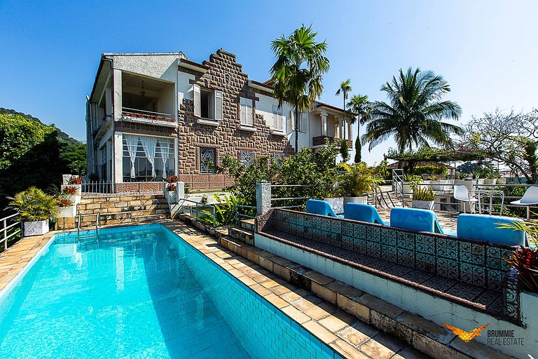 Exuberant property with views of Sugarloaf Mountain