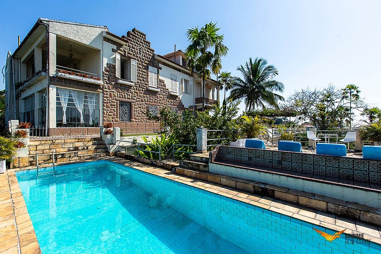 Exuberant property with views of Sugarloaf Mountain