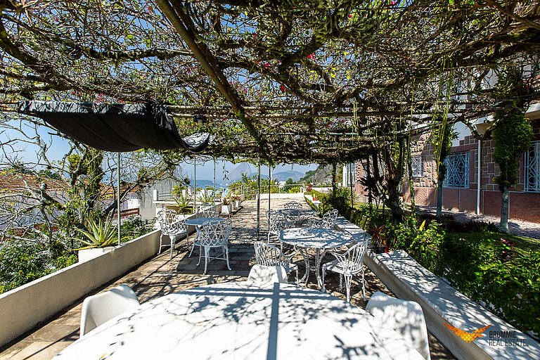 Exuberant property with views of Sugarloaf Mountain