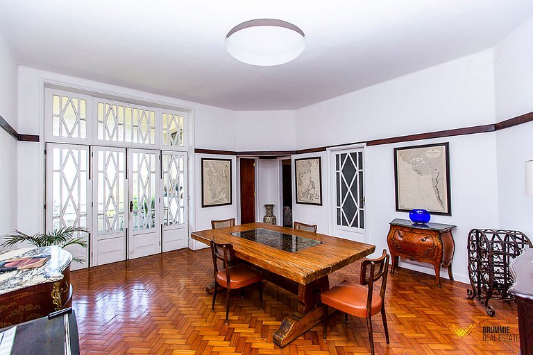 Exuberant property with views of Sugarloaf Mountain