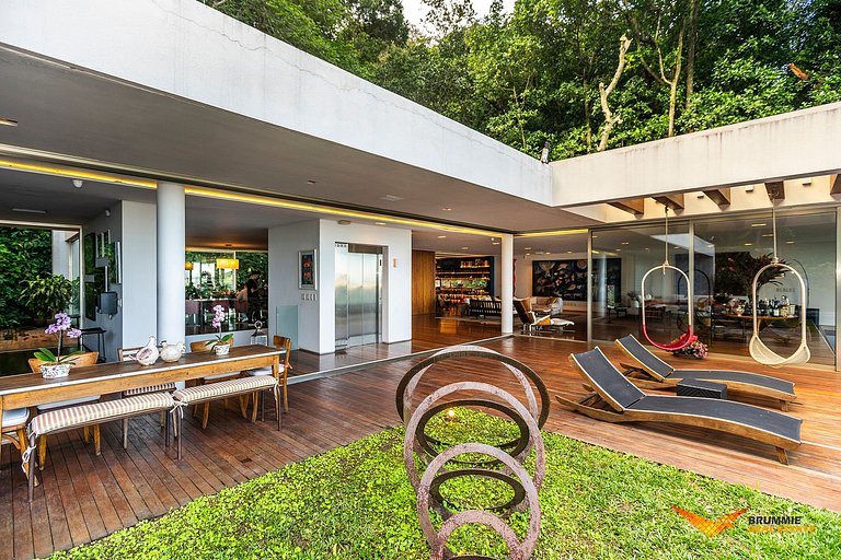 Eclectic-Style Home in Jardim Botânico