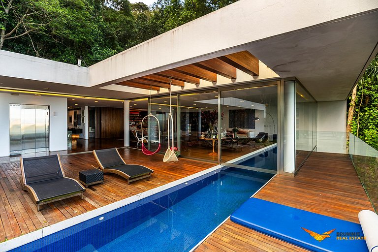 Eclectic-Style Home in Jardim Botânico
