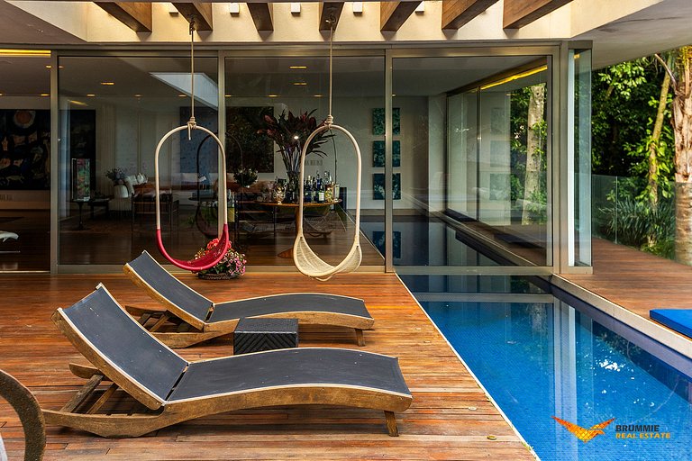 Eclectic-Style Home in Jardim Botânico