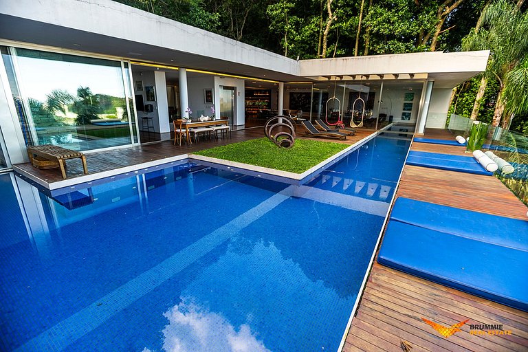 Eclectic-Style Home in Jardim Botânico
