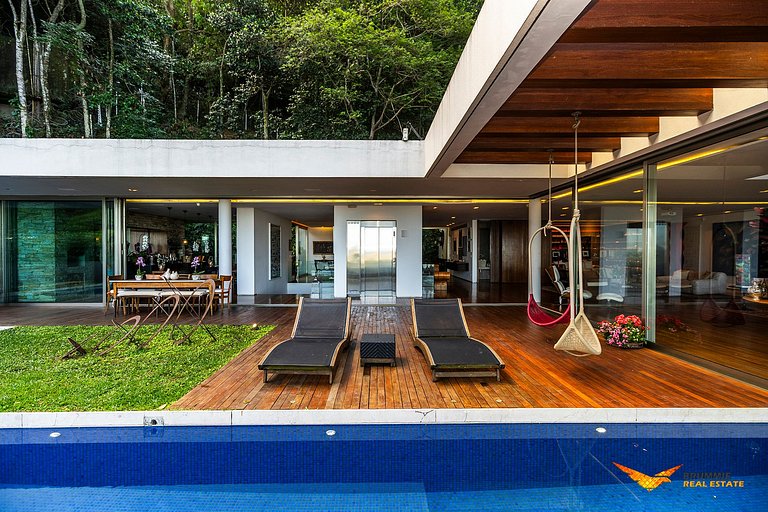 Eclectic-Style Home in Jardim Botânico