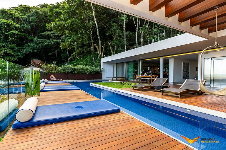 Eclectic-Style Home in Jardim Botânico