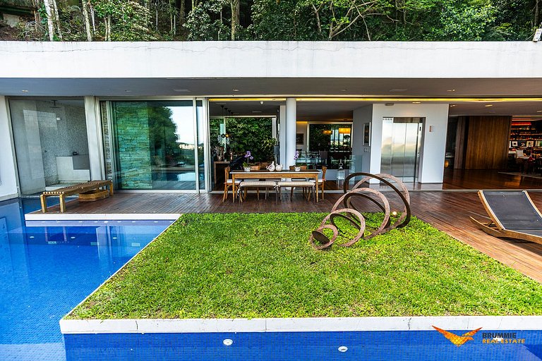 Eclectic-Style Home in Jardim Botânico