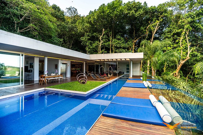 Eclectic-Style Home in Jardim Botânico