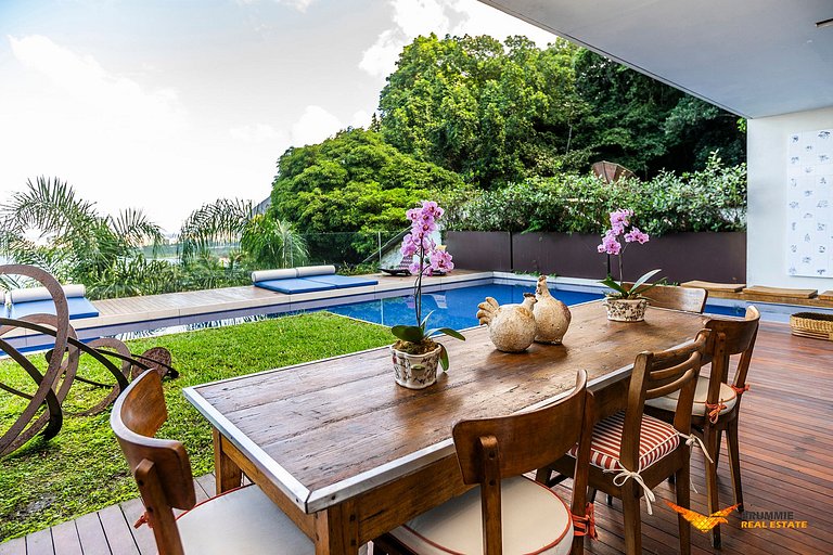 Eclectic-Style Home in Jardim Botânico